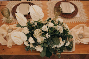Fleurs blanches pour décorer la table du mariage