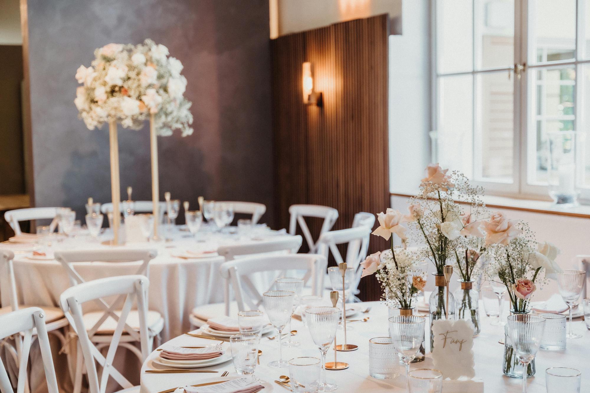 Tables rondes organisées pour un mariage