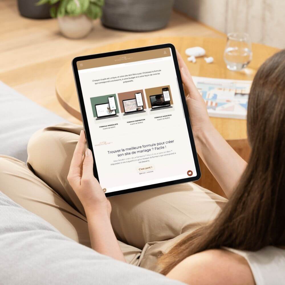 Femme qui regarde les formules de création de site de mariage Our Wedding Party sur iPad